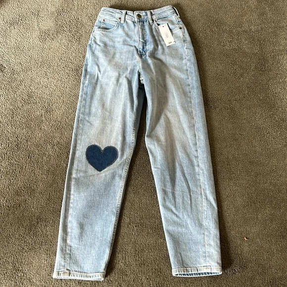 LEE High Rise Stella Tapered Jean with embroidered HEART PATCH - Picture 4 of 10
